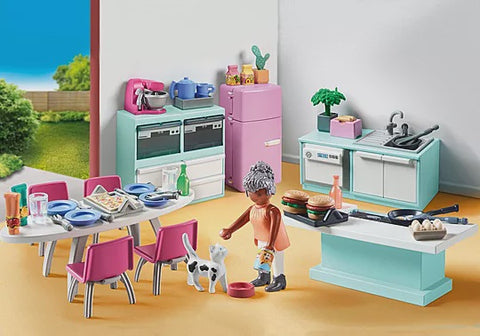 KITCHEN WITH DINING TABLE